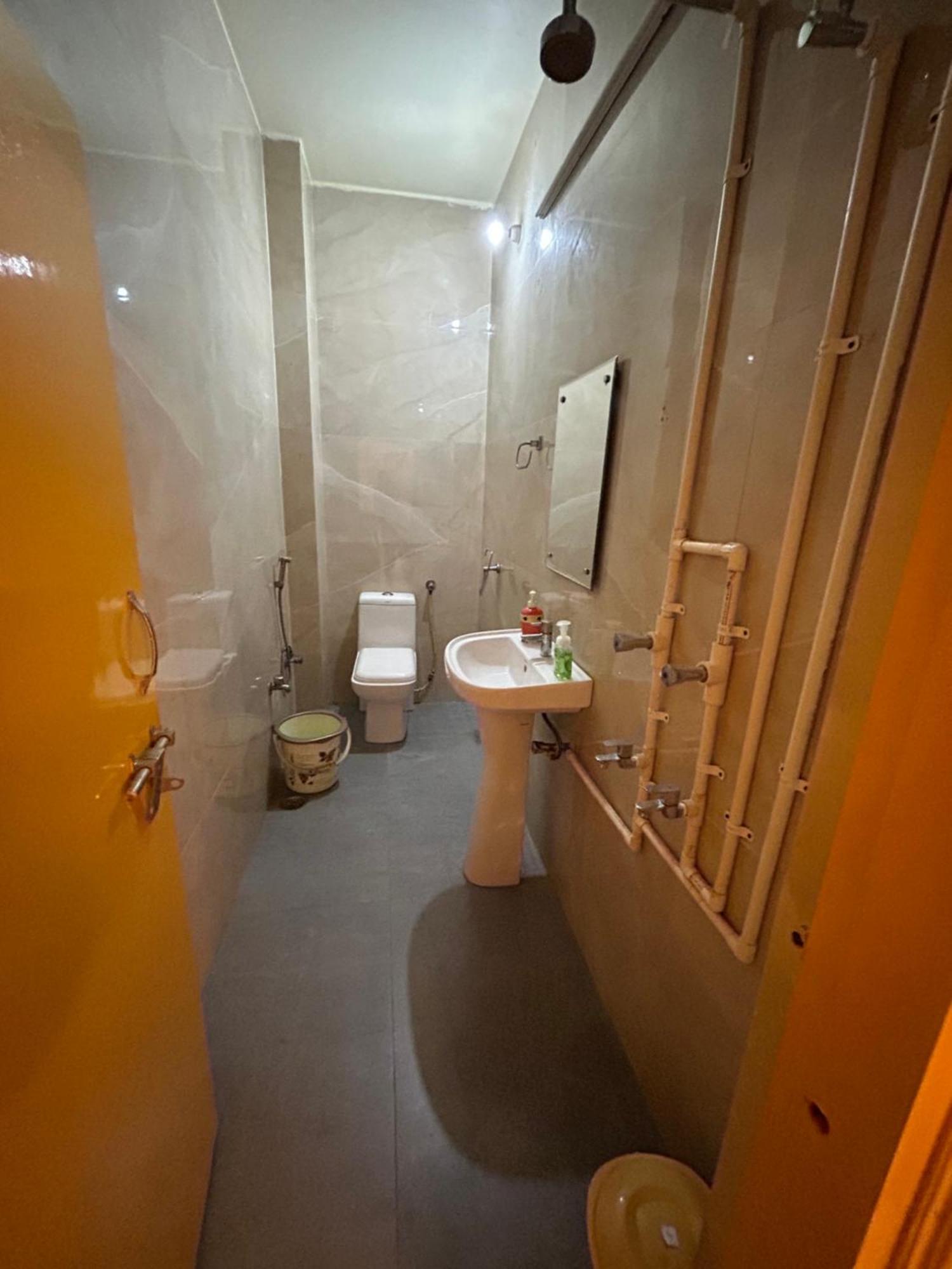 The Yellow House - Couple'S Getaway In Gomti Nagar- 1 Bhk Лакхнау Екстер'єр фото