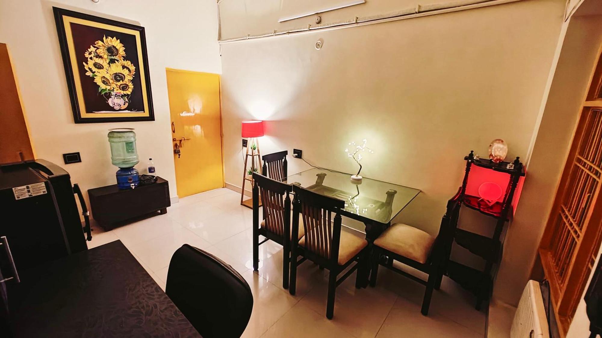The Yellow House - Couple'S Getaway In Gomti Nagar- 1 Bhk Лакхнау Екстер'єр фото